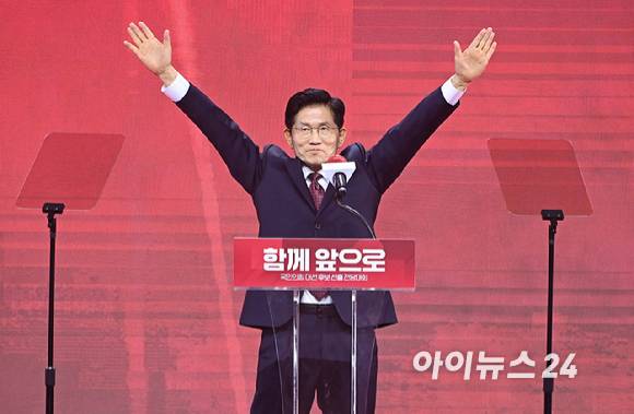 김문수 국민의힘 대선 후보가 3일 오후 경기 일산 킨텍스에서 열린 제5차 전당대회에서 최종 후보로 확정된 뒤 기뻐하고 있다. [사진=곽영래 기자]