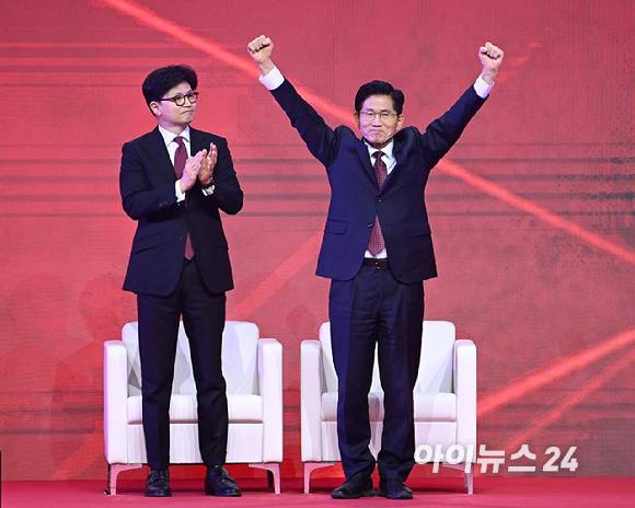 김문수 국민의힘 대선 후보가 3일 오후 경기 일산 킨텍스에서 열린 제5차 전당대회에서 최종 후보로 확정된 뒤 기뻐하고 있다. [사진=곽영래 기자]