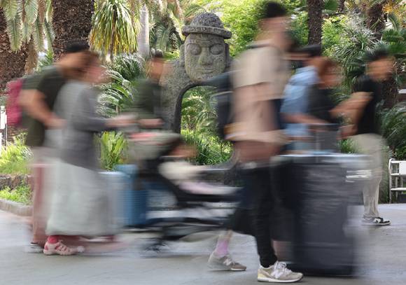 징검다리 연휴를 하루 앞둔 30일 제주공항이 관광객 등 입도객으로 붐비고 있다. 2025.4.30  [사진=연합뉴스]