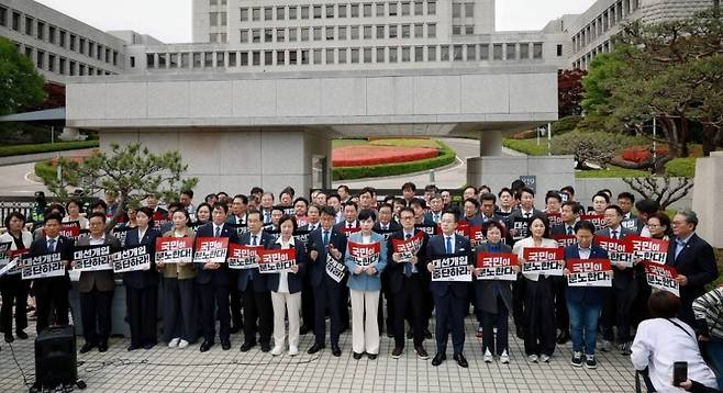 2일 대법원 앞에서 기자회견을 열고 “조희대 대법원장 탄핵소추 절차에 즉각 착수하겠다”고 선언하는 더불어민주당 의원들. (최기상 의원 페이스북 캡처)