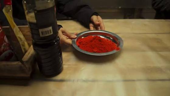 러시아 쿠르스크 북한군 숙소 식당 식탁에 고춧가루가 놓여있다. 사진 텔레크램 캡처