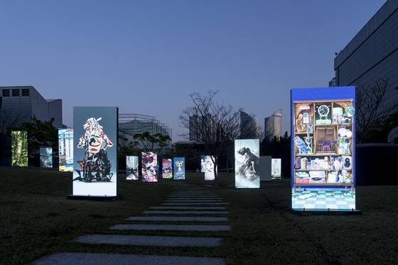 부산시립미술관 ‘디지털 서브컬처’ 전시 전경. 소셜미디어에서 많은 팬을 확보한 디지털 크리에이터의 작품을 소개한다. [사진 부산시립미술관]