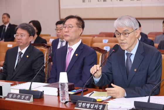 천대엽 법원행정처장(오른쪽)이 2일 서울 국회에서 열린 법 사 위 전체회의에서 의원들의 질의에 답하고 있다. 가운데는 박성재 법무부 장관. [연합뉴스]
