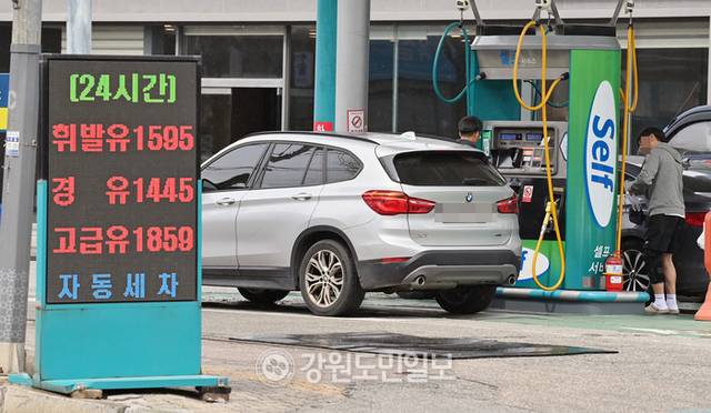 ▲ 전국 주유소 휘발유와 경유의 주간 평균 가격이 9주 연속 하락한 가운데 13일 춘천의 한 주유소에 유가 정보가 게시돼 있다. 방도겸 [강원도민일보 자료사진]