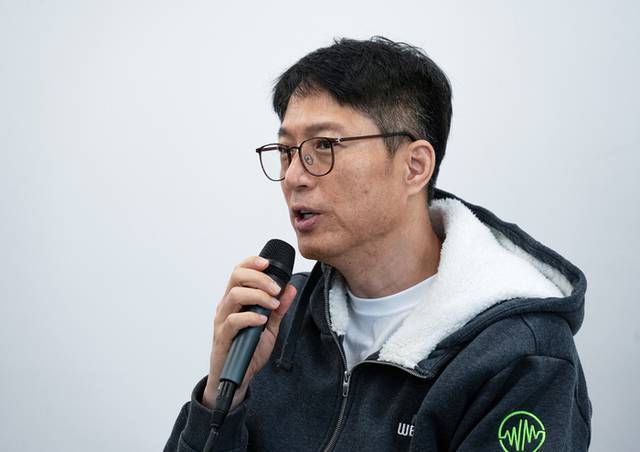 ▲ 김석환 위믹스 재단 (WEMIX PTE. LTD.) 대표가 3일 경기 성남시 테크1타워에서 긴급 기자 간담회를 열고 취재진에 대응 경과와 향후 계획을 설명하고 있다. 전날 디지털자산거래소 공동협의체(DAXA)는 거래 유의 종목으로 지정돼 있던 위믹스(WEMIX)를 상장 폐지하기로 결정했다. 2025.5.3 연합뉴스
