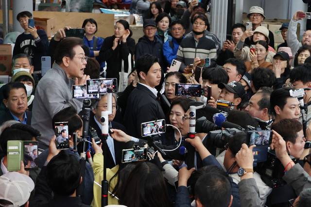 ▲ 더불어민주당 이재명 대선 후보가 '골목골목 경청투어' 사흘째인 3일 강원도 양양군 양양시장에서 도민들에게 지지를 호소하고 있다. 2025.5.3 연합뉴스