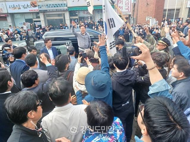 ▲ 더불어민주당 이재명 대선 후보는 3일 동해 북평5일장에서 ‘골목골목 경청투어’를 했다.