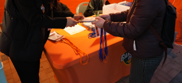 ▲ 김병지 대표이사의 사퇴를 촉구하는 현수막이 걸리자 강원FC는 3일 오후 경기를 관람하려던 육동한 춘천시장을 비롯한 시청 직원들의 경기장 출입비표의 반납을 요구, 춘천시 직원이 비표를 반납하고 있다.