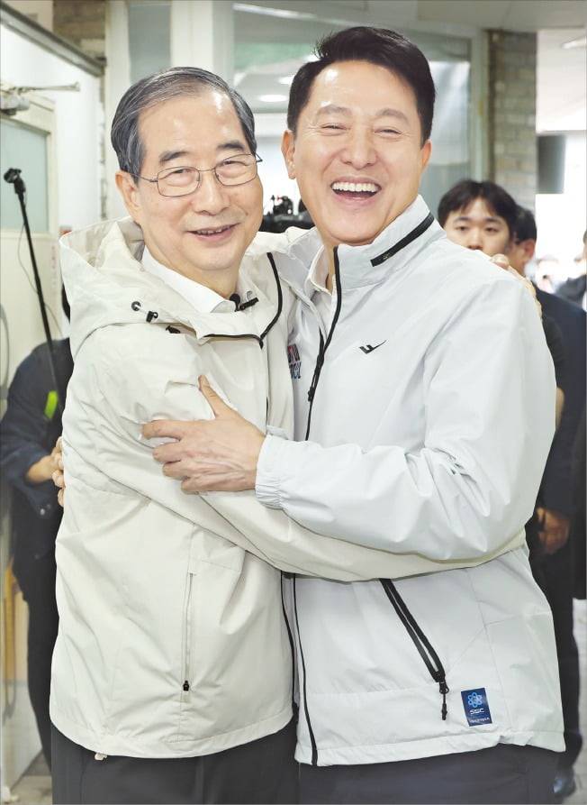 < ‘우군’ 오세훈과 첫 일정 > 대통령 선거 출마를 선언한 한덕수 전 국무총리(왼쪽)가 2일 서울 돈의동 동행식당 ‘새뜰집’에서 오세훈 서울시장﻿과 만났다. 한 전 총리는 “오 시장의 공약인 ‘약자와의 동행’을 대선 공약에 포함하겠다”고 말했다.  /임형택 기자