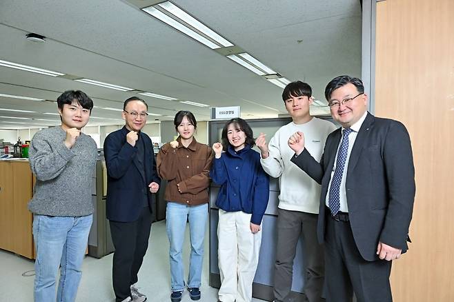 최영준 대한상의 ESG경영팀 연구원, 김현민 ESG경영팀장, 김예원 ESG경영팀 연구원, 이선해 ESG경영팀 과장, 권우혁 ESG경영팀 연구원, 조영준 지속가능경영원장. 사진=서범세 기자