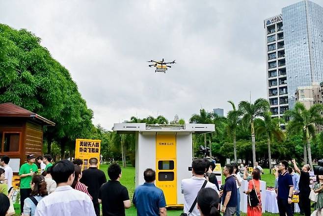 메이퇀 드론이 선전국가인재공원에 배달을 하는 모습 / 사진=메이퇀