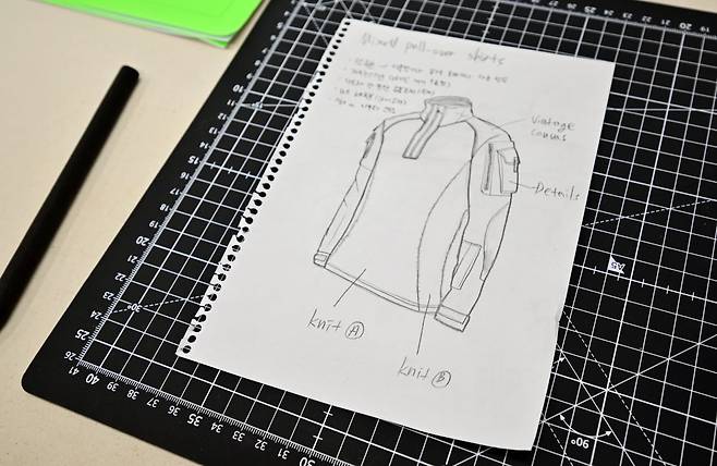 고객의 옷을 리폼해주는 MOL 시리즈를 위해 장인이 그린 스케치. 사진=이승재 기자