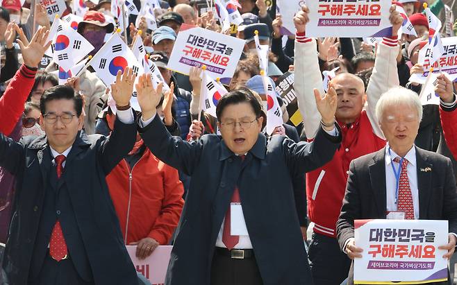 황교안 전 국무총리(가운데)가 지난 3월 22일 청주 충북도청 앞에서 열린 세이브코리아 ‘국가비상기도회’에 참석해 있다. 연합뉴스