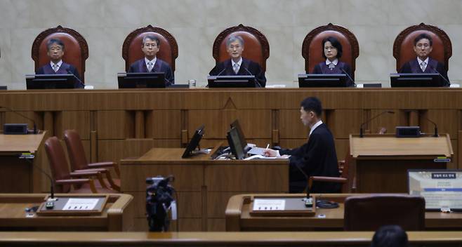 조희대 대법원장이 1일 오후 서울 서초구 대법원에서 이재명 더불어민주당 대선 후보의 공직선거법 위반 사건 상고심 선고를 위해 재판을 준비하고 있다. 사진공동취재단