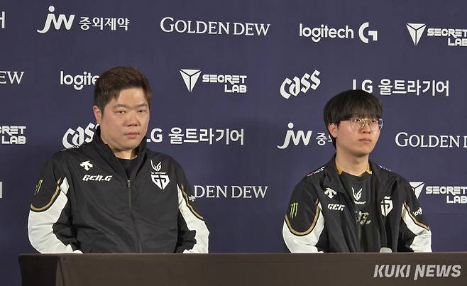 김정수 감독과 ‘기인’ 김기인이 3일 오후 3시 수원컨벤션센터에서 열린 ‘2025 LCK’ 정규시즌 2라운드 디플러스 기아와 홈경기가 끝난 뒤 기자회견에 임하고 있다. 김영건 기자
