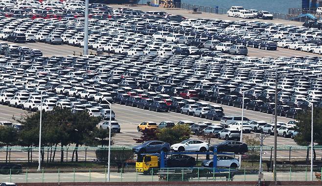 평택항에서 수출 선적을 기다리는 한국산 자동차. 연합뉴스