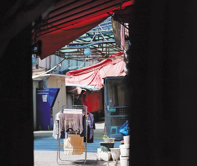 지난달 21일 서울 성북구 하월곡동 일명 ‘미아리 텍사스촌’ 골목에 빨래가 널려 있다. 연합뉴스