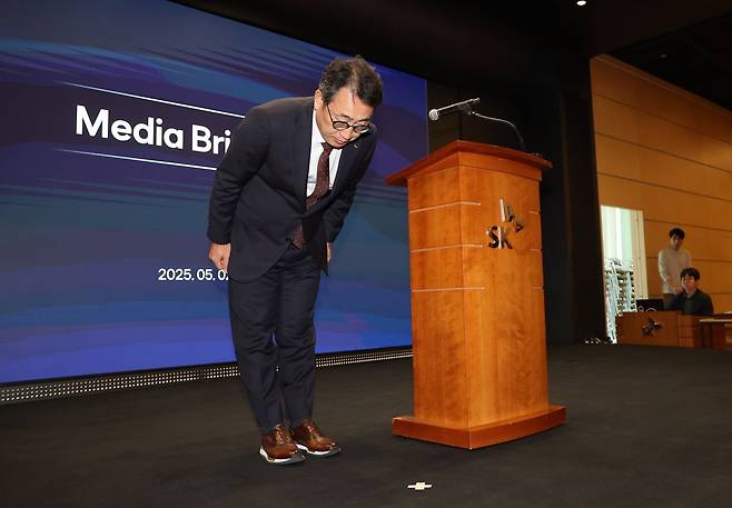 유영상 SK텔레콤 대표이사가 2일 서울 중구 SKT타워에서 열린 유심 정보 유출 관련 일일 브리핑에서 고개 숙여 인사하고 있다. 연합뉴스