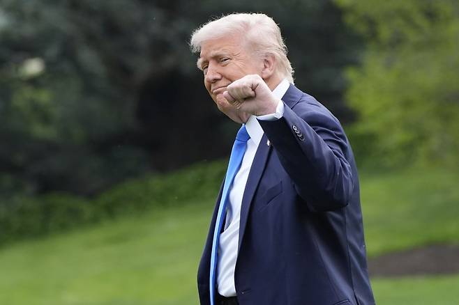 도널드 트럼프 미국 대통령이 지난 1일(현지시간) 백악관 집무실에서 걸어나오며 취재진을 향해 주먹을 흔들고 있다. 연합뉴스