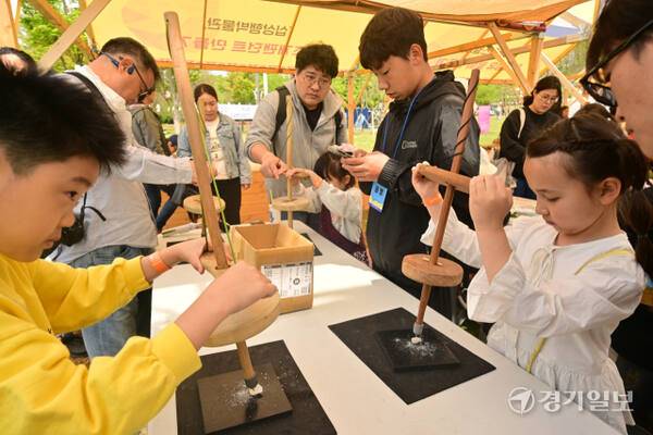 2025 연천 구석기 축제의 ‘세계 구석기 체험마당’에서 대만 부스를 방문한 어린 참가자들이 조개 펜던트 만들기를 진행하고 있다. 조주현 기자