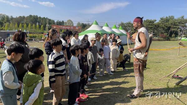오후 4시가 되자 초등부 활쏘기 체험을 위해 체험장에 모인 아이들이 궁인의 설명을 듣고 있다. 정예은 인턴기자