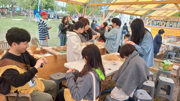‘세계구석기 체험마당’에서 참여객들이 네덜란드관의 식물섬유 팔찌 만들기를 하고 있는 모습. 정자연기자