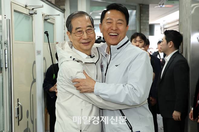 제21대 대통령 선거에 출마한 한덕수 전 총리가 2일 서울 종로구 주민공동시설 ‘새뜰집’에서 오세훈 서울시장과 인사하고 있다. [이승환 기자]