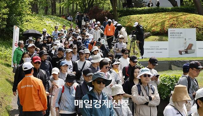 2일 경기도 성남시 남서울CC에서 열린 제44회 GS칼텍스 매경오픈 골프대회에서 많은 갤러리들이 경기를 관람하고 있다. 김호영 기자