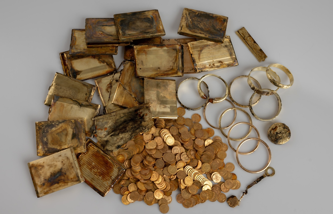 지난 2월 체코 포드크르코노시에서 발견된 금화와 귀금속. [사진 출처 = 체코 동보헤미아 크라로베 박물