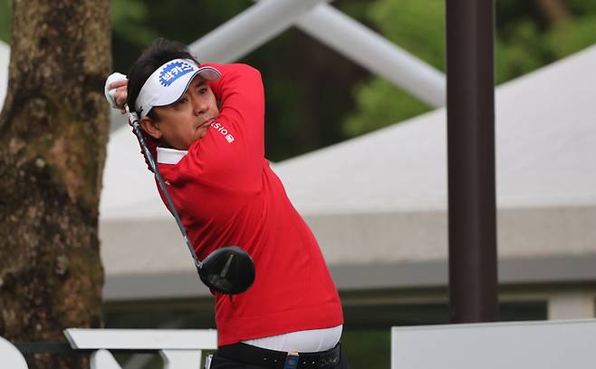 티샷한 뒤 공을 바라보고 있는 박상현. GS칼텍스 매경오픈 조직위