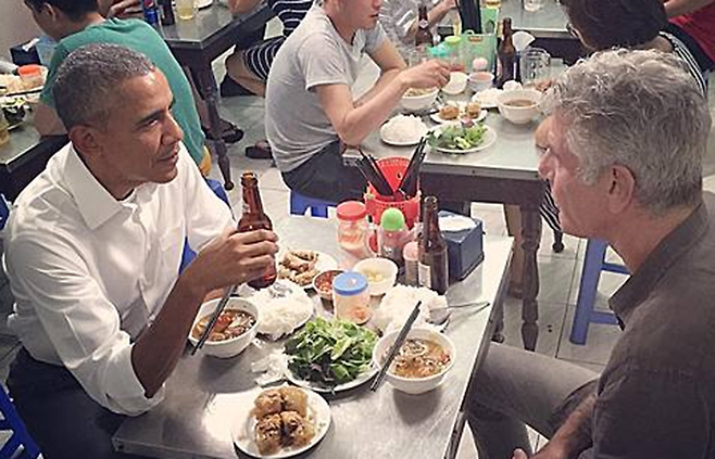 2016년 베트남 방문 당시 하노이 허름한 식당에서 식사를 하는 버락 오바마 전 미국 대통령(왼쪽). <연합뉴스>