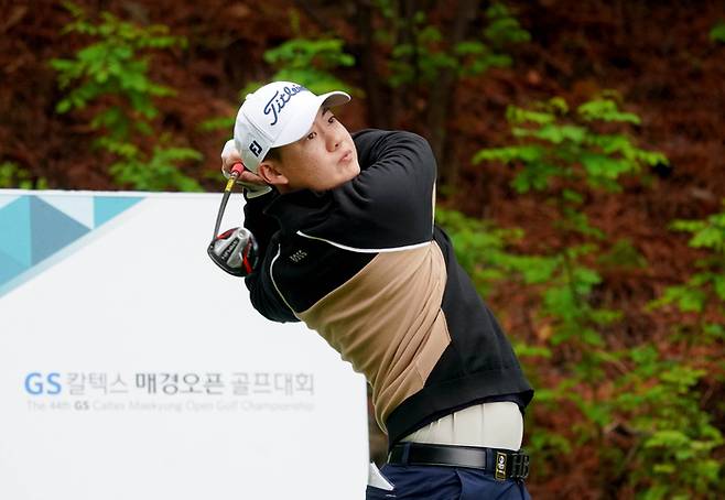 재즈 쩬와타나논이 3일 열린 GS칼텍스 매경오픈 3라운드 4번홀에서 티샷한 공을 바라보고 있다. GS칼텍스 매경오픈 대회 조직위