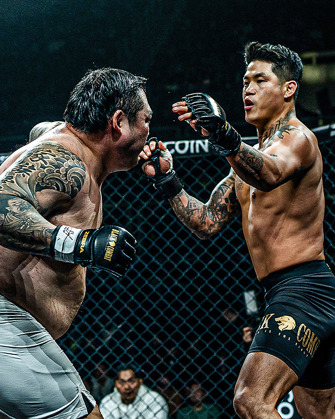 ‘코리안 갱스터’ 박원식이 2024년 12월 고려대학교 화정체육관 블랙컴뱃 13 무제한급 케이지 복싱 경기에서 전국체육대회 권투 일반부 +91㎏ 5위 김남신 공격 시도를 백스텝으로 무산시키고 있다. 사진=이데아 파라곤