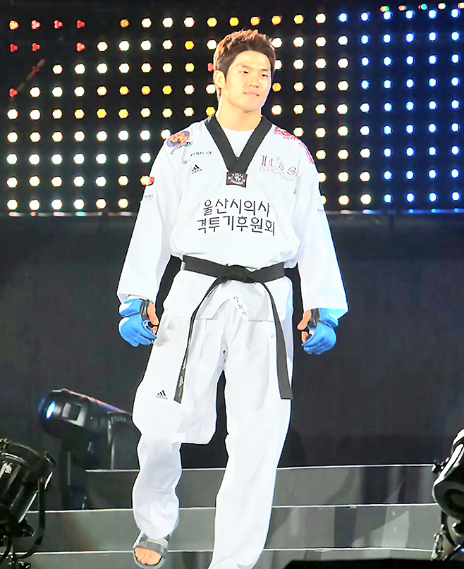 ‘바키’ 박원식이 2009년 10월 일본 오사카조 홀 관중 1만112명이 보는 가운데 드림 12 라이트급 5분×3라운드 경기를 뛰기 위해 입장하고 있다. 사진=FEG