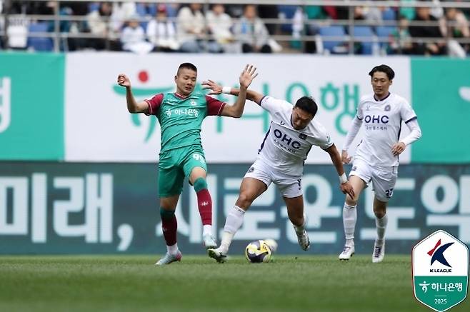 볼 경합을 벌이고 있는 김현오(사진 왼쪽). 사진=한국프로축구연맹