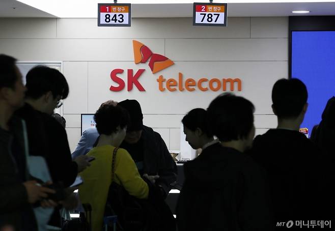 (인천공항=뉴스1) 권현진 기자 = 해킹 공격으로 가입자 유심 정보가 탈취된 SK텔레콤이 가입자 유심 무상 교체를 시작한 28일 오전 인천공항 제2터미널 SKT매장 앞에 고객들이 줄지어 대기하고 있다.   전국 T월드 매장 2600여 곳과 공항 로밍센터에서 희망하는 고객들에게 순차적으로 유심 무상 교체를 진행하는 SK텔레콤은 현재 유심 100만 개를 확보했으며 5월 말까지 약 500만 개를 추가 확보한다는 방침을 밝혔다. 2025.4.28/뉴스1  Copyright (C) 뉴스1. All rights reserved. 무단 전재 및 재배포,  AI학습 이용 금지. /사진=(인천공항=뉴스1) 권현진 기자
