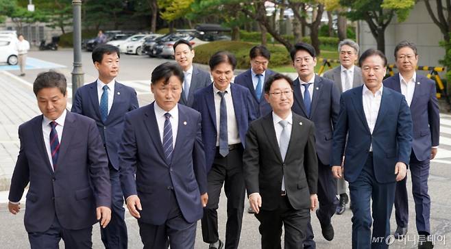 [서울=뉴시스] 고승민 기자 = 더불어민주당 전정권정치탄압대책위원회 김영진 위원장 등 위원들이 27일 오전 문재인 전 대통령에 대한 검찰 수사 중단을 요청하기 위해 서울 대검찰청을 항의 방문하고 있다. (사진=박균택 의원실 제공) 2024.09.27. photo@newsis.com *재판매 및 DB 금지 /사진=고승민