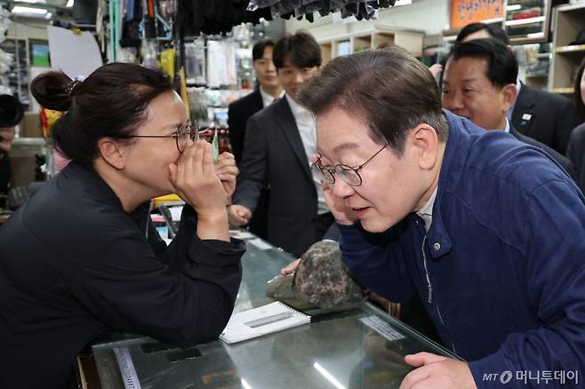 (화천=뉴스1) 이재명 기자 = '골목골목 경청투어 : 접경벨트편'에 나선 이재명 더불어민주당 대통령 후보가 2일 오후 강원 화천군 화천공영버스터미널 인근에 위치한 군장점에서 상인과 대화를 하고 있다. (공동취재) 2025.5.2/뉴스1 Copyright (C) 뉴스1. All rights reserved. 무단 전재 및 재배포, AI학습 이용 금지. /사진=(화천=뉴스1) 이재명 기자