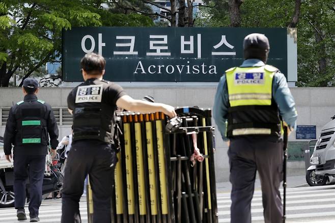 [서울=뉴시스] 최동준 기자 = 검찰이 윤석열 전 대통령 사저에 대한 압수수색에 착수한 30일 서울 서초동 아크로비스타에 경찰이 경계 근무를 서고 있다. 2025.04.30. photocdj@newsis.com /사진=최동준