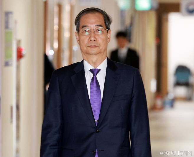[서울=뉴시스] 고범준 기자 = 한덕수 대통령 권한대행 국무총리가 1일 서울 종로구 정부서울청사에서 대국민 담화를 하기 위해 이동하고 있다. 2025.05.01. bjko@newsis.com /사진=고범준