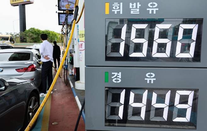 (서울=뉴스1) =지난 달  27일 서울 서초구 경부고속도로 만남의광장 주유소에 시민들이 주유를 하고 있다.  한국석유공사 유가정보시스템 오피넷에 따르면 4월 넷째 주 전국 주유소 휘발유 평균 판매가는 직전 주 대비 L당 9.2원 하락한 1635.6원을 기록했다. 경유 평균 만매가는 전 주 대비 9.0원 낮은 1502.2원을 기록했다.