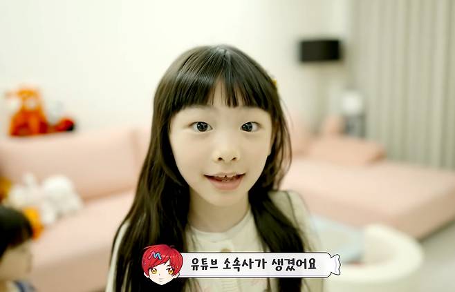 2일 유튜브 채널 '재미하우스'에는 '잼잼이 아이브 언니들 만나기?!'라는 제목의 영상이 올라왔다. 영상에서 문희준은 딸 희율이에게 "기쁜 소식을 하나 알려줄까요? 유튜브 소속사가 생겼어요"라고 했다. 이에 희율이는 박수를 치며 기뻐했다. /사진-재미하우스 갈무리