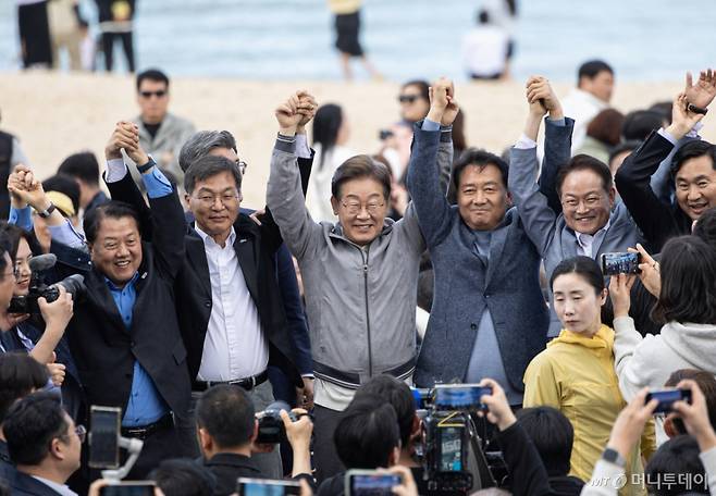 (강릉=뉴스1) 이재명 기자 = '골목골목 경청투어 : 동해안벨트편'에 나선 이재명 더불어민주당 대통령 후보가 3일 오후 강원 강릉시 안목해변에서 시민들을 향해 손을 들어보이고 있다. 2025.5.3/뉴스1  Copyright (C) 뉴스1. All rights reserved. 무단 전재 및 재배포,  AI학습 이용 금지. /사진=(강릉=뉴스1) 이재명 기자