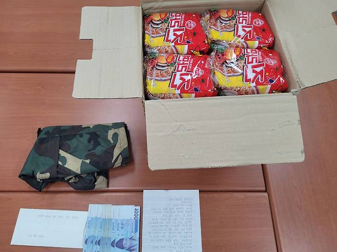 3일 오전 부산 북구 덕천지구대 앞에 기부자가 두고 간 선물상자. (사진=부산경찰청 제공)/사진=뉴시스