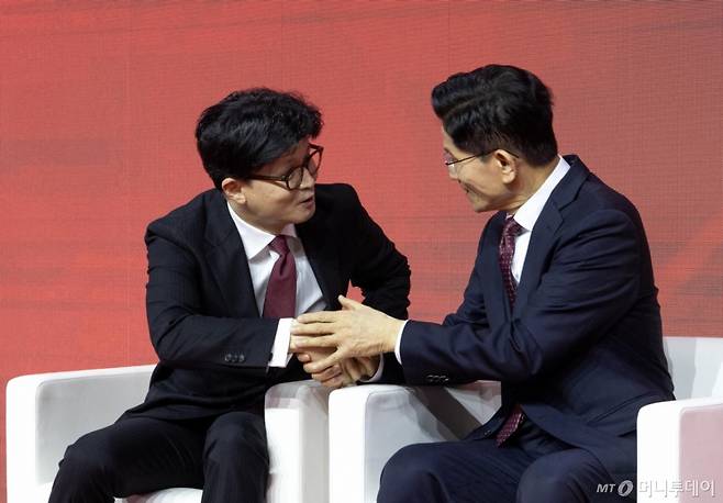 [고양=뉴시스]  김문수 국민의힘 대선후보가 3일 오후 경기 고양시 킨텍스에서 열린 21대 대통령선거 후보자 선출을 위한 제5차 전당대회에서 대선후보로 선출되자 한동훈 경선후보가 축하 인사를 하고 있다. (공동취재) 2025.05.03.