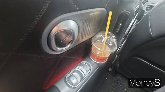 GV60 부분변경의 2열 도어에는 컵홀더가 적용돼 실용성을 높였다. /사진=김창성 기자