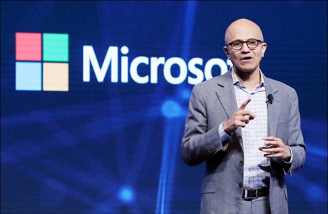 ?사티아 나델라 마이크로소프트(MS) 최고경영자가 2018년 11월7일 오전 서울 서대문구 홍은동 그랜드 힐튼 호텔에서 열린 'FUTURE NOW' AI 콘퍼런스에서 기조 연설을 한 모습. /사진=머니투데이