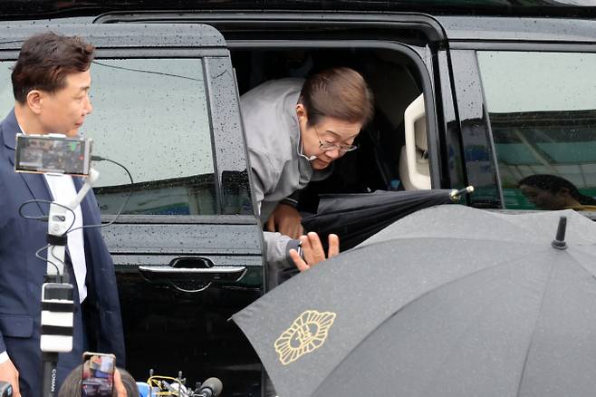 이종철 국민먼저캠프 대변인이 3일 논평을 통해 이재명 더불어민주당 대선 후보를 비판했다. 사진은 이날 강원 속초중앙시장을 방문하기 위해 경호를 받으며 차에서 내리는 이 후보. /사진-뉴시스