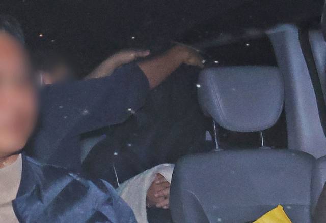 지난 4월 부모와 처자식 등 일가족 5명을 살해한 50대 가장 A씨가 경기도 용인서부경찰서로 압송되고 있다. A씨는 용인시 수지구 아파트 자택에서 80대 부모와 50대 아내, 10~20대 두 딸 등 가족 5명을 목 졸라 살해한 혐의를 받고 있다.