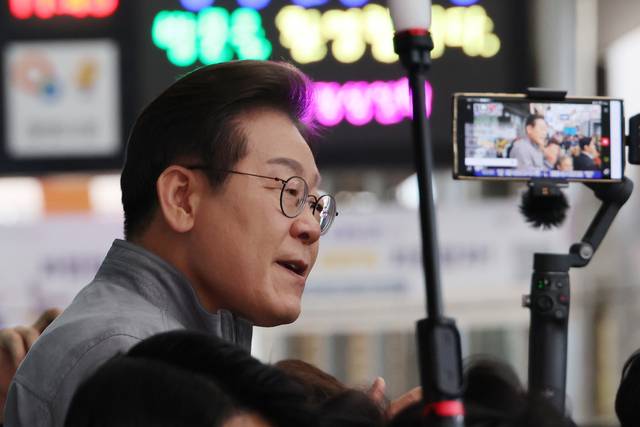 이재명 더불어민주당 대선 후보가 ‘골목골목 경청투어’ 사흘째인 3일 강원도 양양군 양양시장에서 도민들에게 지지를 호소하고 있다.  연합뉴스